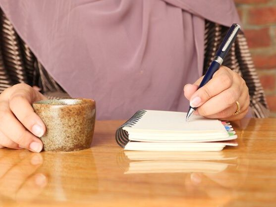 5 skutecznych kroków, jak pisać angażujące artykuły publicystyczne